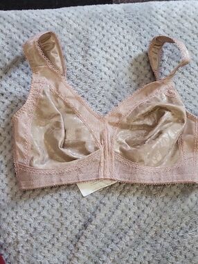 Nwot Playtex Wireless Bra - Beige - 36C